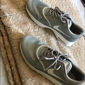 Women’s size 8 Nike Air Max Thea